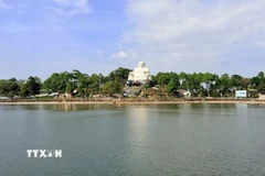 Tượng Phật Di Lặc trên Núi Cấm. (Ảnh: Thanh Sang/TTXVN)