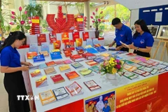 Đoàn viên thanh niên tìm hiểu thông tin về bầu cử tại chương trình. (Ảnh: Trần Lê Lâm/TTXVN)