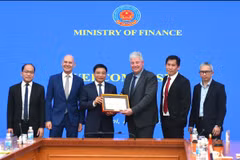 Bộ trưởng Bộ Tài chính Nguyễn Văn Thắng và Đoàn công tác Tập đoàn ASML. (Nguồn: Cổng thông tin điện tử Bộ Tài chính)