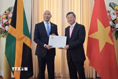 Đại sứ Việt Nam Lê Quang Long trình Quốc thư lên Toàn quyền Jamaica Patrick Allen. (Ảnh: TTXVN phát)