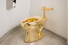 Chiếc bồn cầu bằng vàng 18 carat của Maurizio Cattelan.
