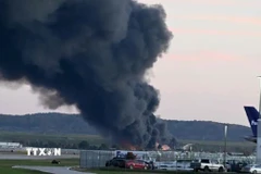 Khói bốc lên tại hiện trường vụ rơi máy bay chở hàng ở sân bay quốc tế Louisville Muhammad Ali, bang Kentucky (Mỹ). (Ảnh: Getty Images/TTXVN)