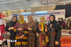 Nhóm phụ nữ trong trang phục đặc trưng truyền thống của nhiều vùng tại lễ hội. (Ảnh: Đỗ Quyên/TTXVN)