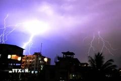 Những tia sét trên bầu trời tại Guwahati, Ấn Độ. (Ảnh: AFP/TTXVN)