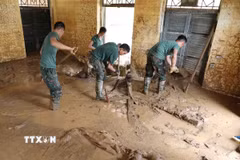 Lực lượng quân đội thu dọn bùn đất tại điểm trường mầm non Suối Lư, Điện Biên. (Ảnh: Trung Kiên/TTXVN)