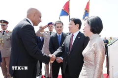 Bộ trưởng Bộ Giáo dục và Đào tạo Ai Cập Mohammed Abdel Latif đón Chủ tịch nước Lương Cường và Phu nhân tại sân bay quốc tế Cairo, Ai Cập. (Ảnh: Lâm Khánh/TTXVN)