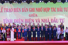 Lãnh đạo tỉnh Điện Biên trao các quyết định chủ trương đầu tư cho các doanh nghiệp. (Ảnh: Trung Kiên/TTXVN)