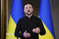 Tổng thống Ukraine Volodymyr Zelensky phát biểu trong một cuộc họp báo tại Kiev. (Ảnh: Kyodo/TTXVN)