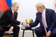 Tổng thống Mỹ Donald Trump (phải) trong cuộc gặp Tổng thống Nga Vladimir Putin tại Osaka, Nhật Bản ngày 28/6/2019. (Ảnh: AA/TTXVN)