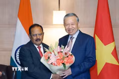 Cố vấn An ninh Quốc gia Ấn Độ Ajit Doval tặng hoa Tổng Bí thư, Chủ tịch nước Tô Lâm. (Ảnh: Thống Nhất/TTXVN)