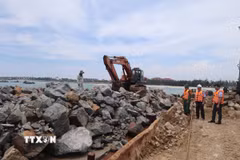 Ngày 5/5, lãnh đạo phường Hội An Đông trực tiếp lên các sà lan kiểm tra tiến độ thi công cũng như công tác đảm bảo vệ sinh môi trường của nhà thầu thi công tuyến đê ngầm giảm sóng ở khu vực ngoài khơi biển Cửa Đại, thành phố Đà Nẵng. (Ảnh: Đỗ Trưởng/TTXVN)
