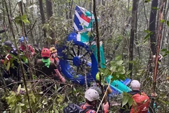 Lực lượng cứu hộ đang kiểm tra xác máy bay trực thăng chở hành khách bị rơi tại Tanah Bumbu, Nam Kalimantan, Indonesia. (Nguồn: AP)