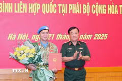 Thượng tướng Hoàng Xuân Chiến, Thứ trưởng Bộ Quốc phòng, trao Quyết định của Chủ tịch nước cử Thiếu tá Sử Tấn Phi Long tham gia hoạt động gìn giữ hòa bình Liên hợp quốc. (Ảnh: Trọng Đức/TTXVN)