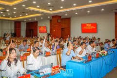 100% đại biểu biểu quyết thông qua Nghị quyết của Ban Chấp hành Đảng bộ tỉnh Cà Mau về Đề án hợp nhất 2 tỉnh Cà Mau và Bạc Liêu. (Nguồn: Báo Cà Mau)