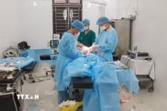 Quân y đảo Sinh Tồn tiến hành phẫu thuật cho bệnh nhân Huỳnh Văn Đủ. (Ảnh: TTXVN phát)