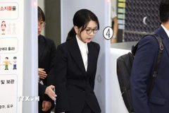 Bà Kim Keon Hee, phu nhân cựu Tổng thống Hàn Quốc Yoon Suk Yeol, tại Tòa án trung tâm quận Seoul ngày 12/8. (Ảnh: THX/TTXVN)