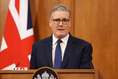 Thủ tướng Anh Keir Starmer phát biểu tại cuộc họp báo ở thủ đô London. (Ảnh: THX/TTXVN)