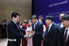 Chủ tịch nước Lương Cường tặng sách cho đại diện Cộng đồng người Việt Nam tại Đông Nam Hàn Quốc. (Ảnh: Lâm Khánh/TTXVN)