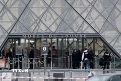 Cảnh sát được triển khai tại Bảo tàng Louvre ở Paris, sau vụ trộm gây chấn động nước Pháp. (Ảnh: Reuters/TTXVN)
