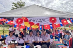 Phần hội thi ẩm thực thu hút sự tham gia của tất cả các lớp, mỗi lớp chuẩn bị một món ăn đặc trưng của Lào hoặc Việt Nam. (Ảnh: TTXVN phát)