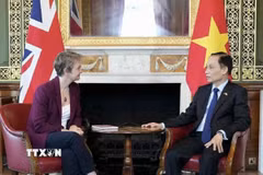 Bộ trưởng Bộ Ngoại giao Lê Hoài Trung gặp Ngoại trưởng Anh Yvette Cooper. (Ảnh: TTVN phát)