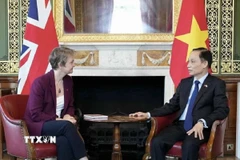 Bộ trưởng Bộ Ngoại giao Lê Hoài Trung gặp Ngoại trưởng Anh Yvette Cooper. (Ảnh: TTVN phát)