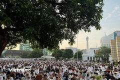 Các tín đồ tại buổi lễ cầu nguyện ngoài trời ở Thánh đường Hồi giáo Al-Azhar, Indonesia. (Ảnh: Đỗ Quyên/Vietnam+)