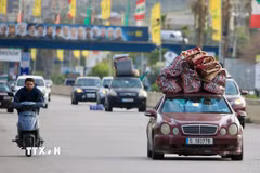 Người dân di tản trở về nhà ở Qasmiyeh, Liban. (Ảnh: THX/TTXVN)
