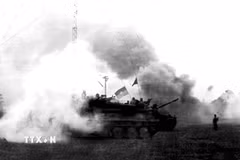 Ngày 9/4/1975, quân Giải phóng thần tốc tiến về giải phóng Xuân Lộc, mở màn Chiến dịch Hồ Chí Minh. (Ảnh: Tư liệu TTXVN)