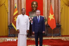 Tổng Bí thư, Chủ tịch nước Tô Lâm và Đại sứ Sri Lanka tại Việt Nam Poshitha Perera chụp ảnh chung. (Ảnh: Lâm Khánh/TTXVN)