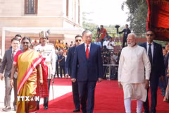 Tổng thống Droupadi Murmu và Thủ tướng Narendra Modi đồng chủ trì Lễ đón trọng thể Tổng Bí thư, Chủ tịch nước Tô Lâm thăm cấp Nhà nước tới Cộng hòa Ấn Độ. (Ảnh: Thống Nhất/TTXVN)