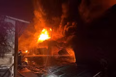 Đám cháy bùng phát tại cơ sở thu mua phế liệu. (Ảnh: Công an cung cấp)