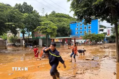Bùn đất tràn trên mặt đường tại địa bàn xã Mường La, tỉnh Sơn La, sau mưa lớn. (Ảnh: TTXVN phát)