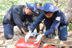 Đội K72 thực hiện cất bốc hài cốt liệt sỹ. (Ảnh: TTXVN phát)