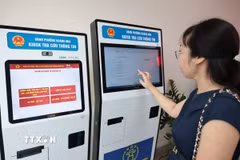 Người dân lấy số làm thủ tục hành chính tại bộ phận phục vụ hành chính công của UBND phường Hoàng Mai, Hà Nội. (Ảnh: Trần Việt/TTXVN)