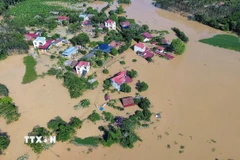 Nhiều thôn tại xã Bố Hạ vẫn ngập sâu trong nước. (Ảnh: Danh Lam/TTXVN)