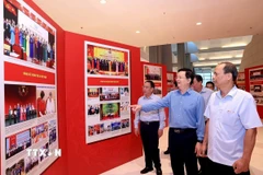 Phó Thủ tướng Mai Văn Chính kiểm tra công tác chuẩn bị triển lãm ảnh tại Đại hội đại biểu Đảng bộ Chính phủ lần thứ nhất, nhiệm kỳ 2025-2030. (Ảnh: Tuấn Anh/TTXVN)