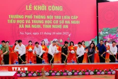 Tổng Bí thư Tô Lâm cùng các đại biểu thực hiện nghi thức khởi công xây dựng Trường Phổ thông nội trú liên cấp Na Ngoi. (Ảnh: Trịnh Duy Hưng/TTXVN)