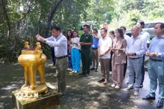 Các đại biểu dâng hương tri ân các Anh hùng liệt sỹ tại Bia Thông tấn xã Giải phóng. (Ảnh: Thanh Tân/TTXVN)