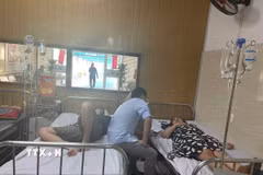 Các bệnh nhân nghi bị ngộ độc sau khi ăn bánh mỳ nằm điều trị tại Bệnh viện Đa khoa Vũng Tàu. (Ảnh: Hoàng Nhị/TTXVN)