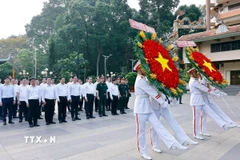 Chủ tịch Quốc hội Trần Thanh Mẫn dâng hoa, dâng hương tại Đền Tưởng niệm Liệt sỹ Bến Dược. (Ảnh: Doãn Tấn/TTXVN)