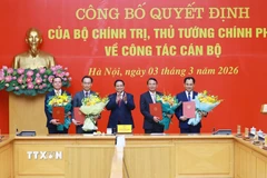 Bí thư Đảng ủy Chính phủ, Thủ tướng Chính phủ Phạm Minh Chính trao Quyết định của Bộ Chính trị và Thủ tướng Chính phủ về công tác cán bộ. (Ảnh: Dương Giang/TTXVN)
