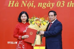 Thủ tướng Phạm Minh Chính trao Quyết định của Bộ Chính trị về việc điều động, phân công, chỉ định bà Nguyễn Thị Tuyến, Phó Chủ tịch Ủy ban Trung ương Mặt trận Tổ quốc Việt Nam, Chủ tịch Hội Liên hiệp Phụ nữ Việt Nam, giữ chức Phó Bí thư Đảng ủy Chính phủ nhiệm kỳ 2020-2025. (Ảnh: Dương Giang/TTXVN)