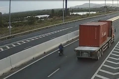 Một người dân điều khiển xe máy đi vào cao tốc Hạ Long-Hải Phòng. (Ảnh: Cơ quan chức năng cung cấp)