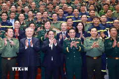 Thủ tướng Phạm Minh Chính với các đại biểu và lực lượng tham gia hỗ trợ Myanmar khắc phục hậu quả động đất. (Ảnh: Dương Giang/TTXVN)