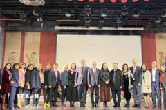 Các diễn giả tham dự tọa đàm “Điện ảnh Việt Nam và Pháp: Cơ hội hợp tác.” (Ảnh: Hữu Chiến/TTXVN)