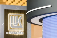 Biểu tượng của Công ty Lukoil ở Saint Petersburg, Nga. (Ảnh: REUTERS/TTXVN)