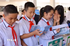 Các em học sinh Hà Nội đọc sách trong lễ phát động Tuần lễ hưởng ứng học tập suốt đời năm 2024. (Ảnh: Thanh Tùng/TTXVN)