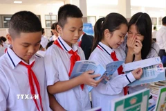 Các em học sinh Hà Nội đọc sách trong lễ phát động Tuần lễ hưởng ứng học tập suốt đời năm 2024. (Ảnh: Thanh Tùng/TTXVN)