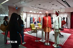 Cửa hàng của hãng thời trang xa xỉ Gucci tại thành phố Milan, Italy. (Ảnh: AFP/TTXVN)